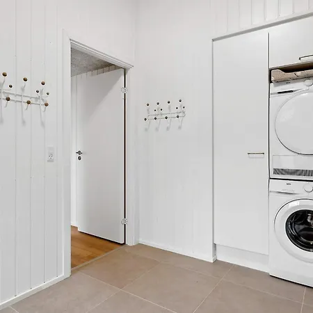 Spacious Retreat For 20 - By Traum *