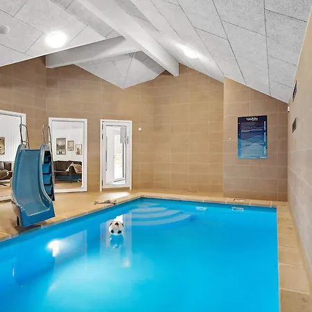 Spacious Retreat For 20 - By Traum 亨讷斯特兰德