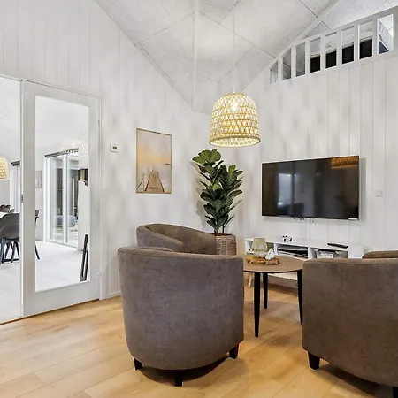 Spacious Retreat For 20 - By Traum *