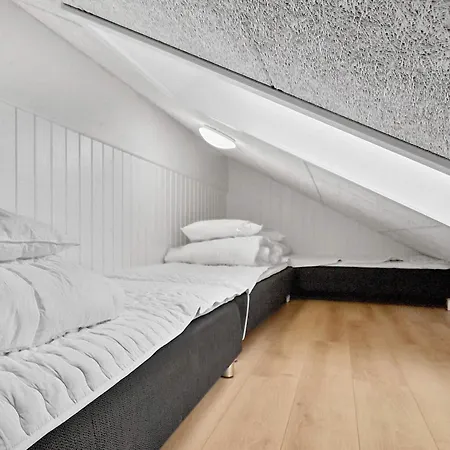 Spacious Retreat For 20 - By Traum Henne Strand