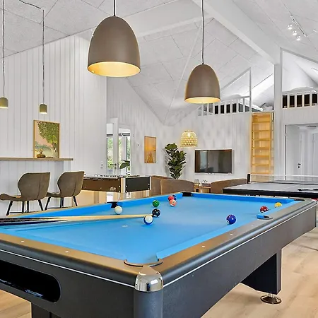 Spacious Retreat For 20 - By Traum Henne Strand